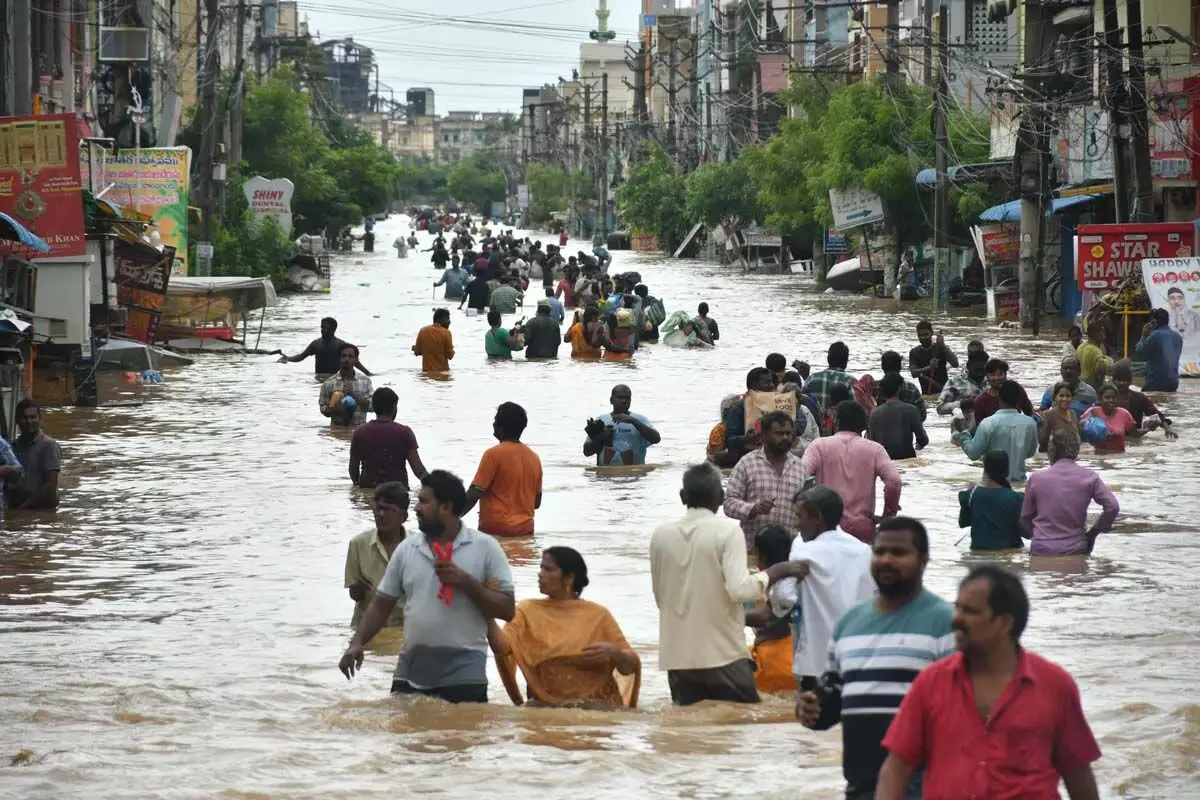 Andhra :  विजयवाड़ा-हैदराबाद राजमार्ग पर बाढ़ के पानी ने यातायात को प्रभावित किया, यात्रियों को परेशानी का सामना करना पड़ा