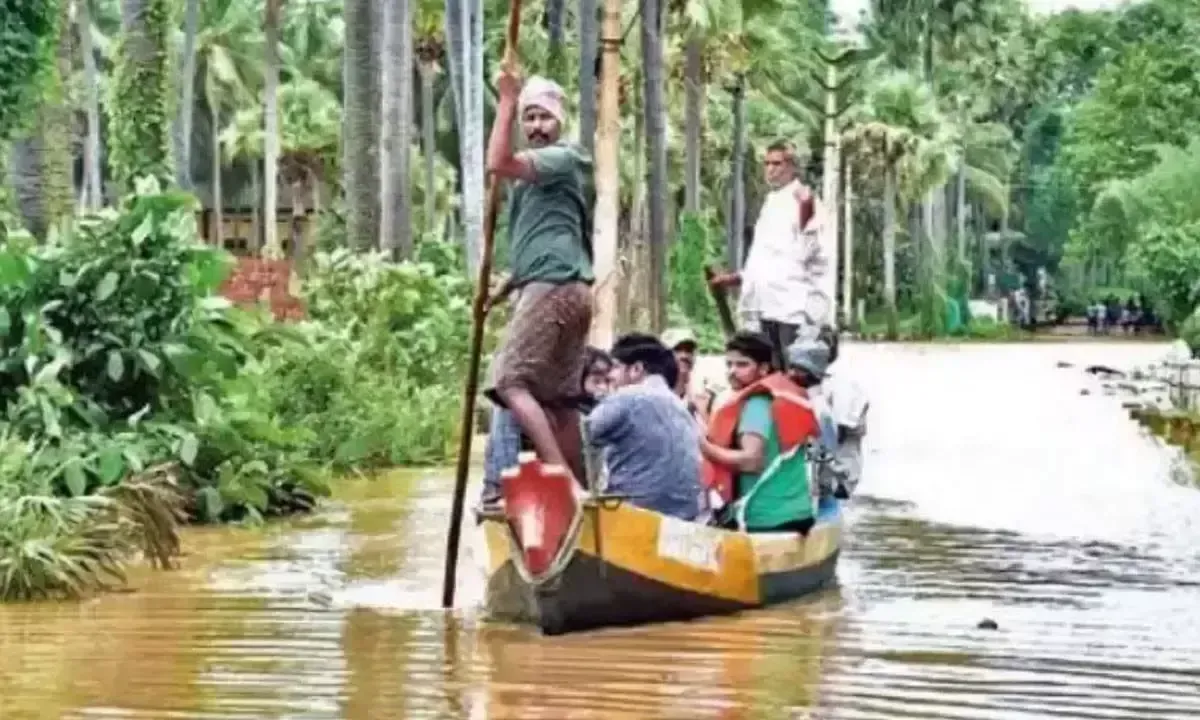 पूर्वी Godavari जिला ने बाढ़ प्रभावित विजयवाड़ा को राहत सामग्री भेजी