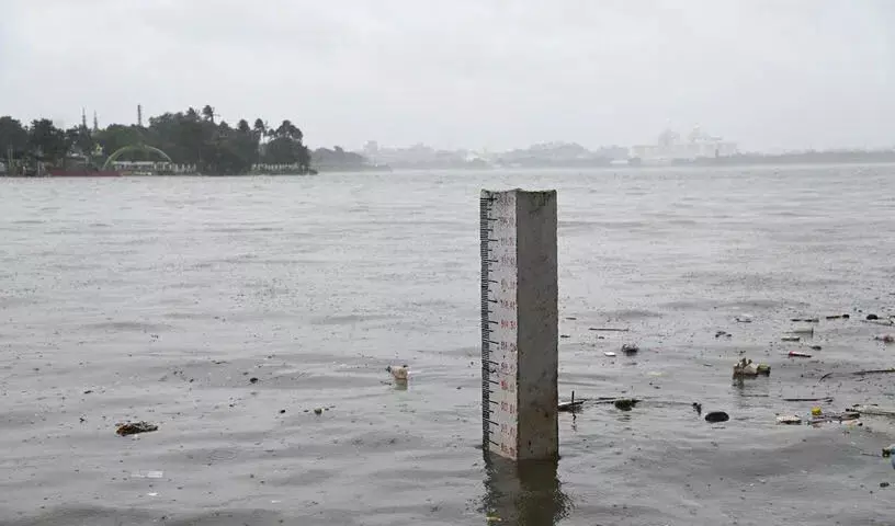 Hyderabad: हुसैन सागर लबालब भरा, लोगों का आना जारी