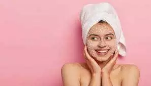 Skin Care:  त्वचा के लिए नेचुरल स्क्रबर का काम करती हैं ये चीजें, चेहरे पर लाता है तुरंत निखार