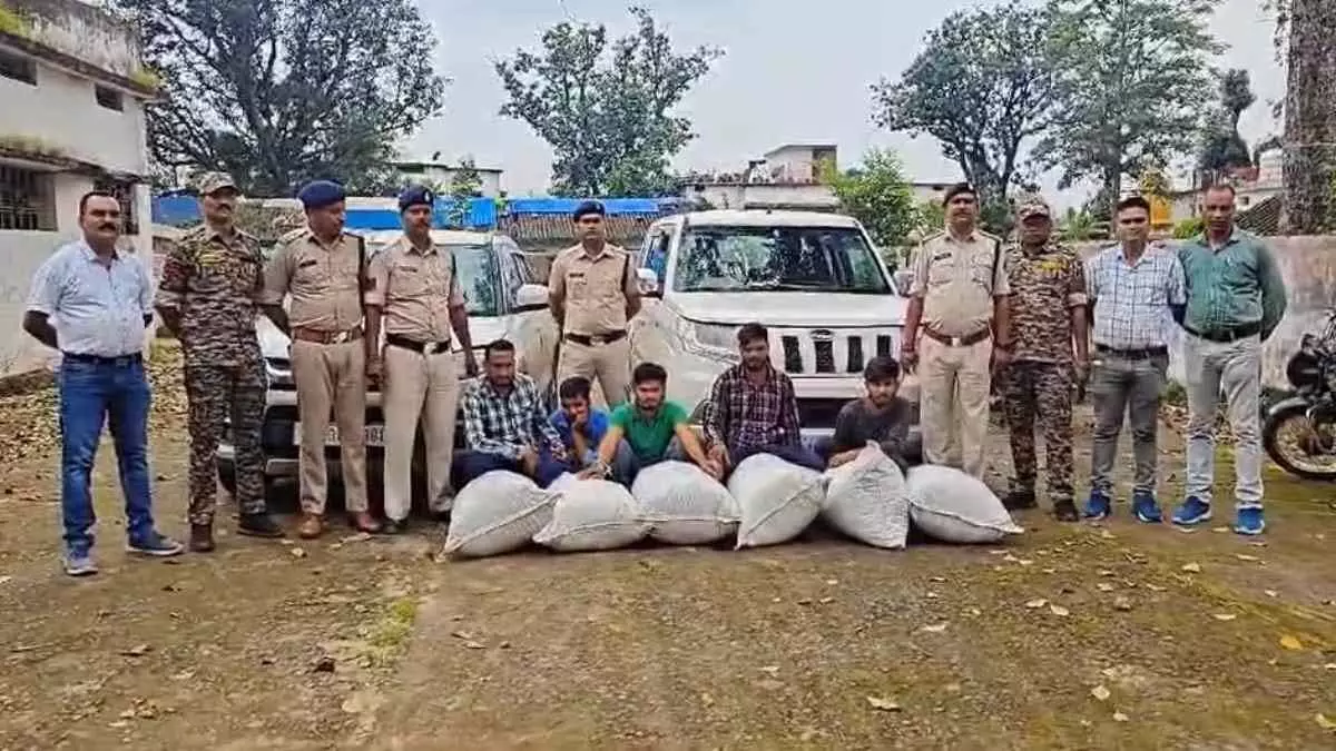 दो कारों से गांजा बरामद, पकड़े गए 5 तस्कर