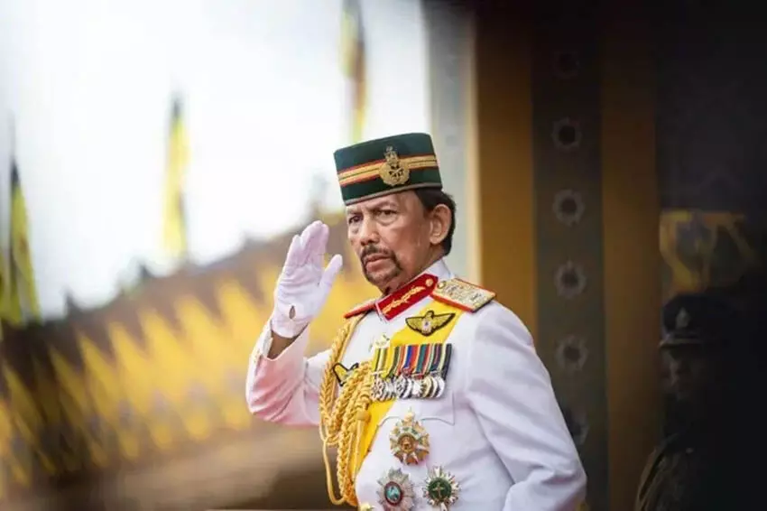 Brunei के अमीर सम्राट पीएम मोदी का स्वागत करते हुए, सम्पूर्ण जानकारी