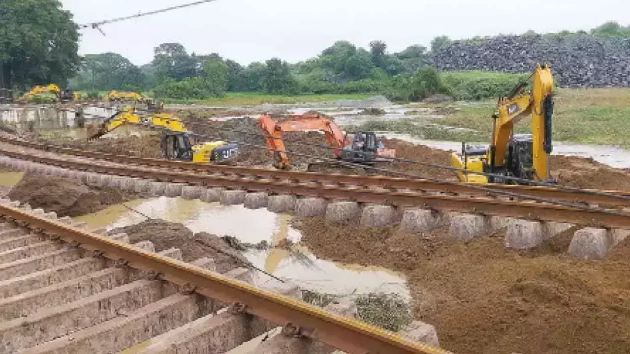 Railway पटरियां क्षतिग्रस्त, कई ट्रेनें रद्द