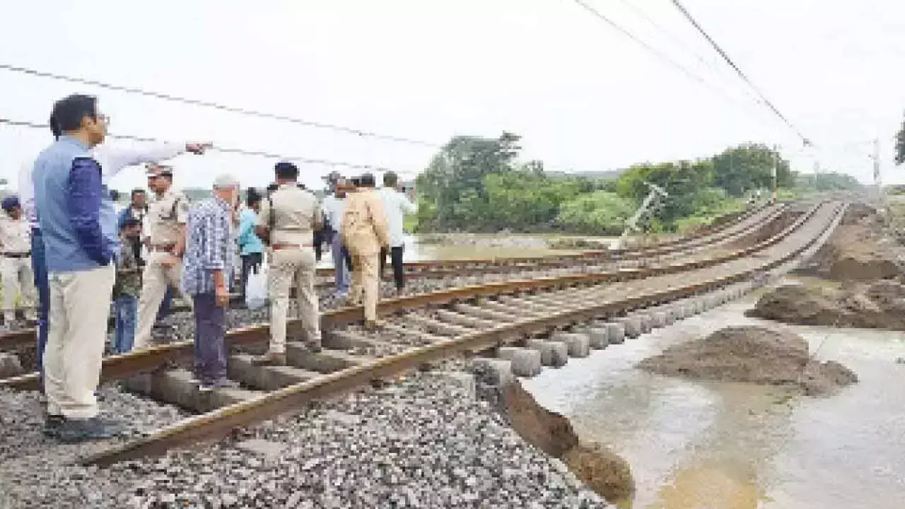 Telangana: भारी बारिश से रेल सेवाएं बाधित