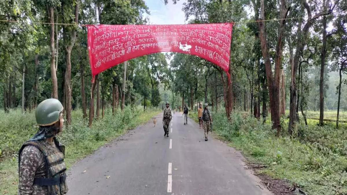 नारायणपुर में नक्सल बैनर-पोस्टर जब्त