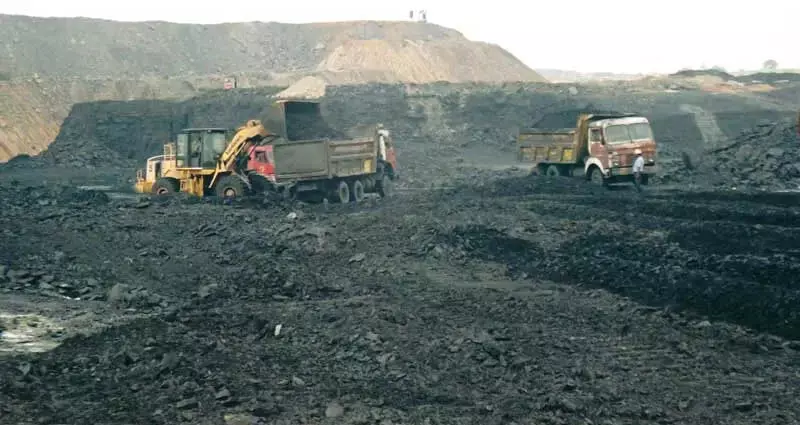 Coal इंडिया के शेयर में 4% की गिरावट, खरीदे या न खरीदे?