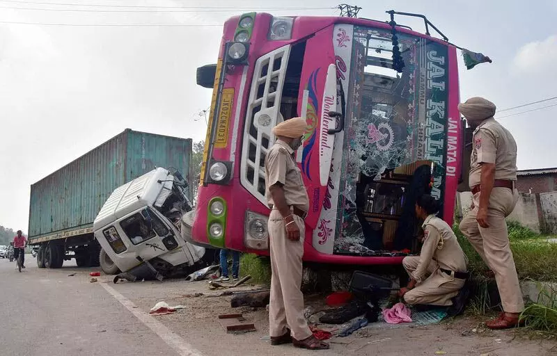 Ludhiana: ट्रक ने खड़ी बस को टक्कर मारी, एक की मौत, 15 घायल