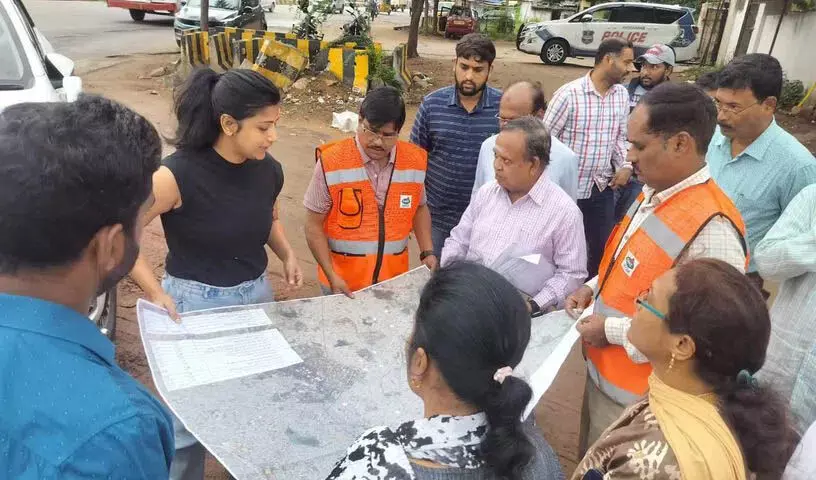 GHMC कमिश्नर आम्रपाली काटा ने चारमीनार जोन में सड़क निर्माण कार्यों का निरीक्षण किया