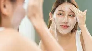 Scrub In Dry Skin: ड्राई स्किन है तो स्क्रब करते समय इन बातों का रखें ध्यान