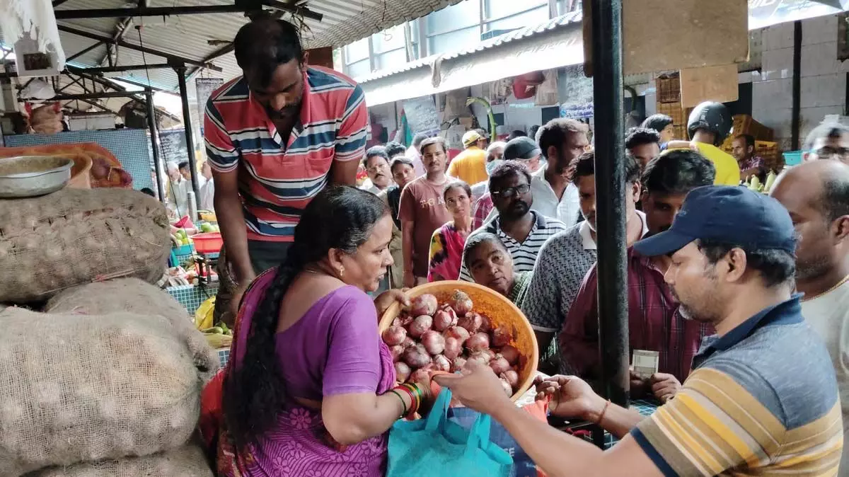 Andhra : विजयवाड़ा में बाढ़ की वजह से सब्जियों की कीमतों में उछाल