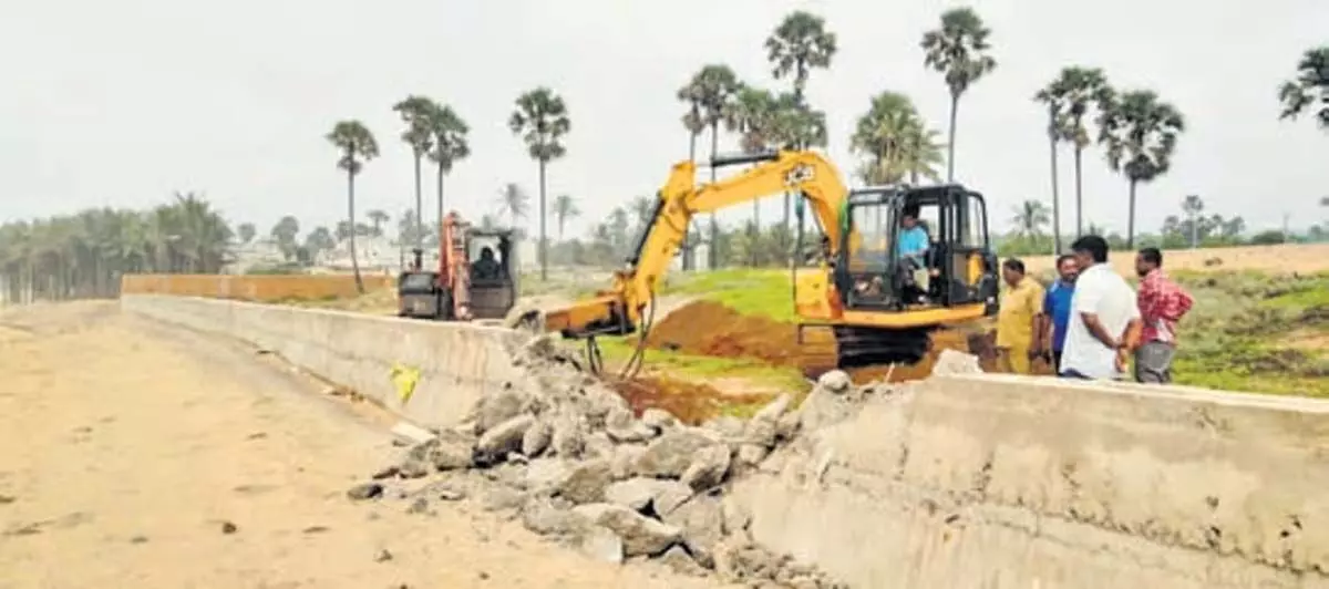 Andhra : जी.वी.एम.सी. ने अवैध ढाँचे को ध्वस्त किया