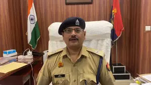 ग्रेटर नोएडा में सड़क पर मिला व्यक्ति का शव, पुलिस जांच में जुटी