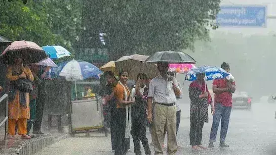 Weather: कई जिलों में आज बारिश की संभावना, आकाशीय बिजली गिरने का अलर्ट