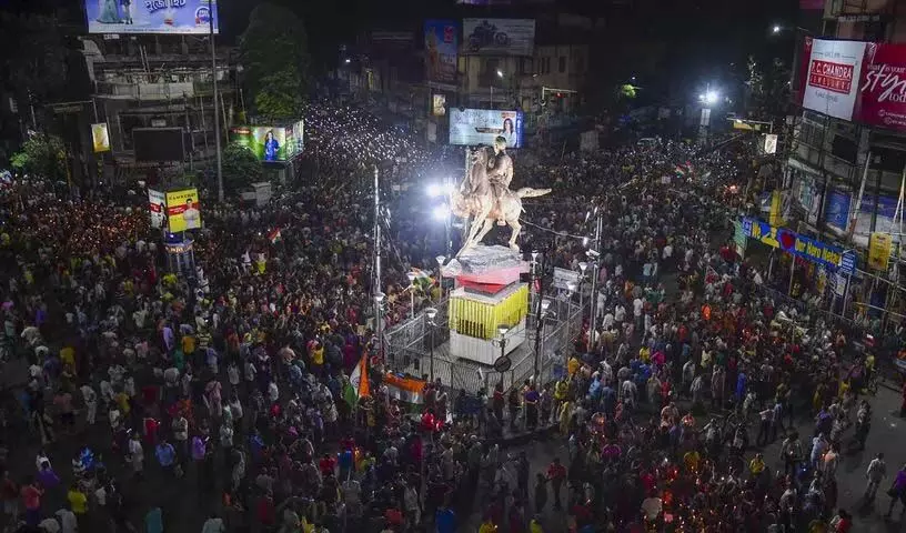 Reclaim the Night के लिए लाइटे बंद, हजारों लोग आंदोलन में शामिल