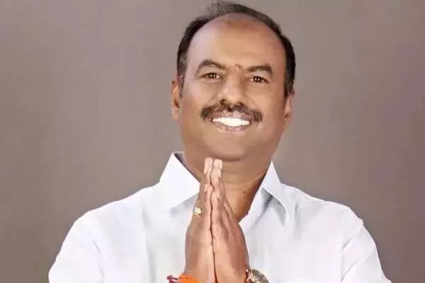 MLA Bandla Krishna Mohan ने क्षतिग्रस्त पुलिया का निरीक्षण किया