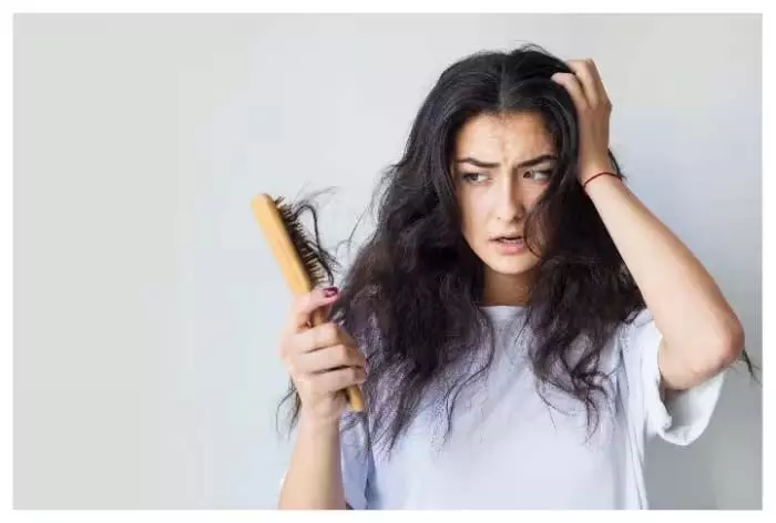 तेजी से झड़ रहे हैं Hair ? कहीं आप भी तो नहीं कर रहे,गलतियां