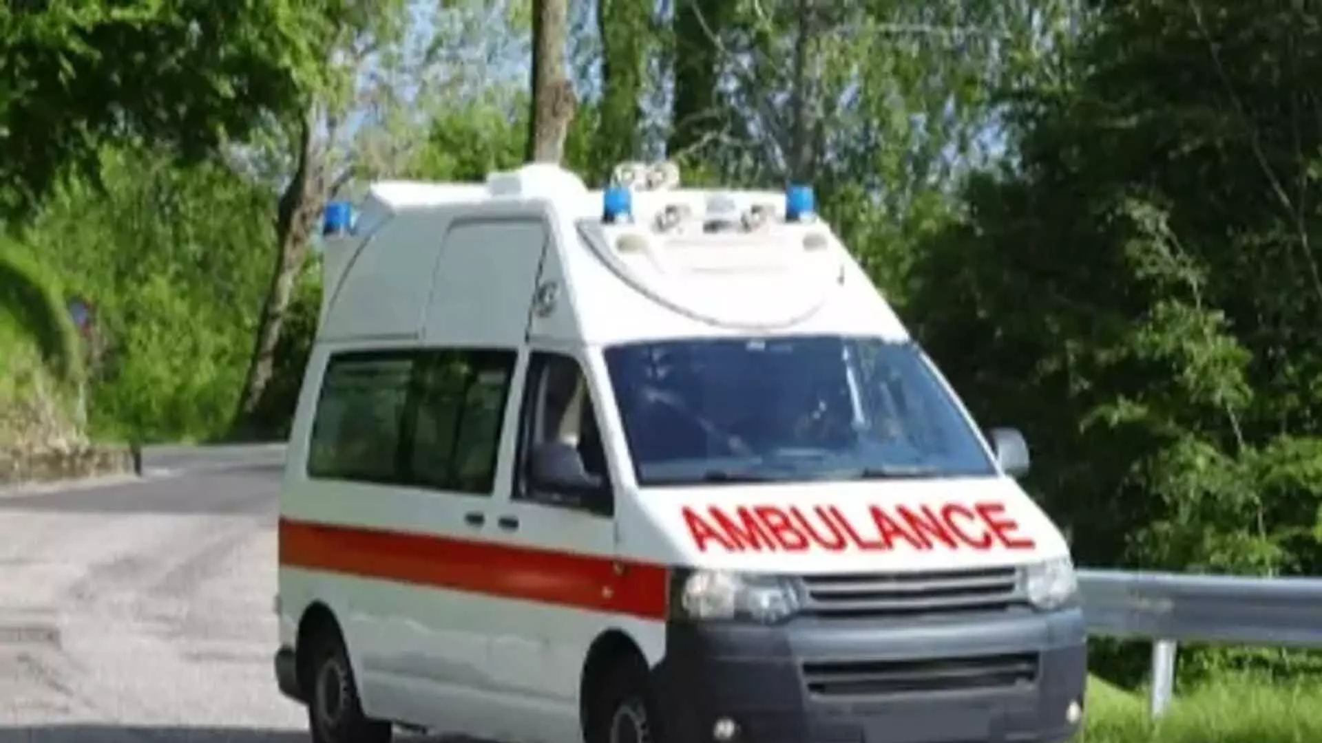 महिला ने Ambulance स्टाफ पर मारपीट और लूट का आरोप लगाया, ऑक्सीजन कटने से पति की मौत