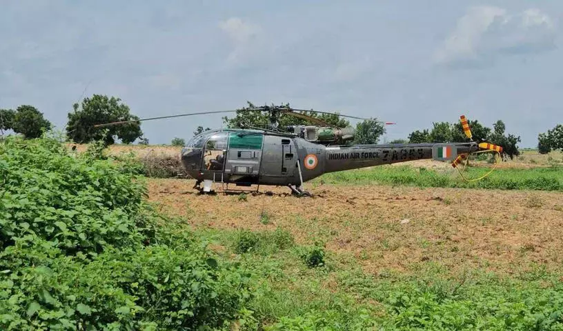 Telangana: भारतीय वायुसेना के हेलीकॉप्टर की नलगोंडा में आपात लैंडिंग