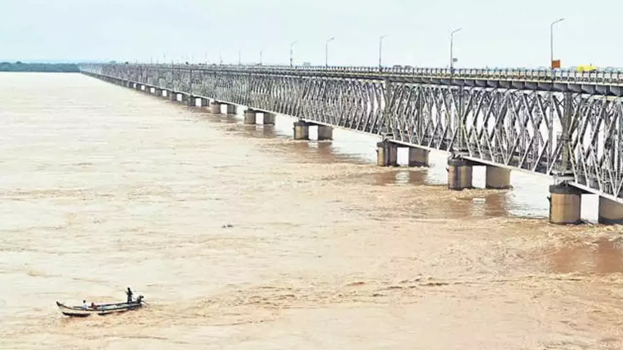 Godavari नदी उफान पर: दौलेस्वरम में जलस्तर बढ़ा