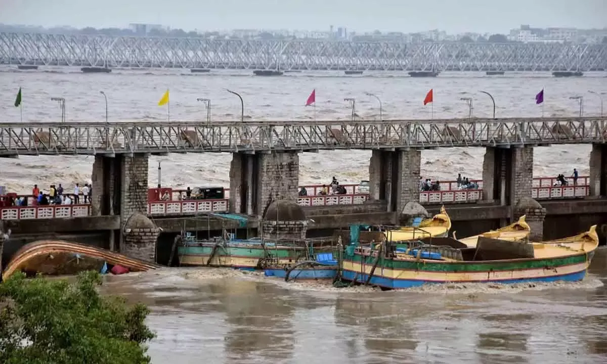 नावों की टक्कर के बाद Prakasam बैराज के गेटों की मरम्मत का काम शुरू