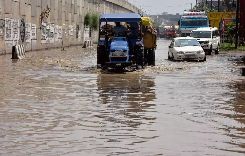 Ludhiana: ट्रांसपोर्ट नगर में भारी बारिश के बाद गड्ढों वाली सड़कें मुसीबत का सबब बनीं