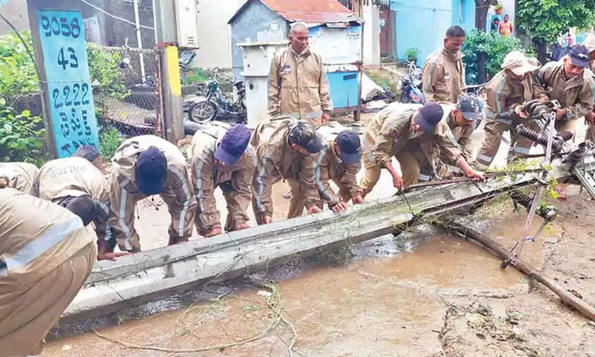 Telangana: पुलिस ने बाढ़ राहत अभियान चलाया