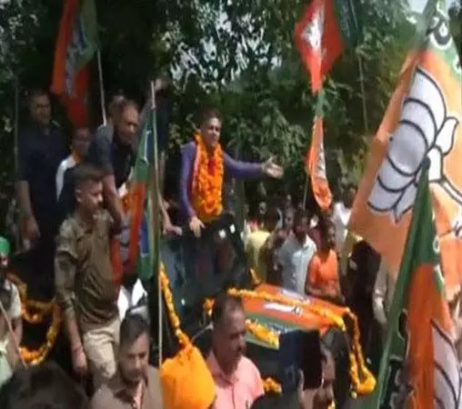 BJP J&K प्रमुख रविंदर रैना ने नामांकन दाखिल करने के बाद नौशेरा में रोड शो किया