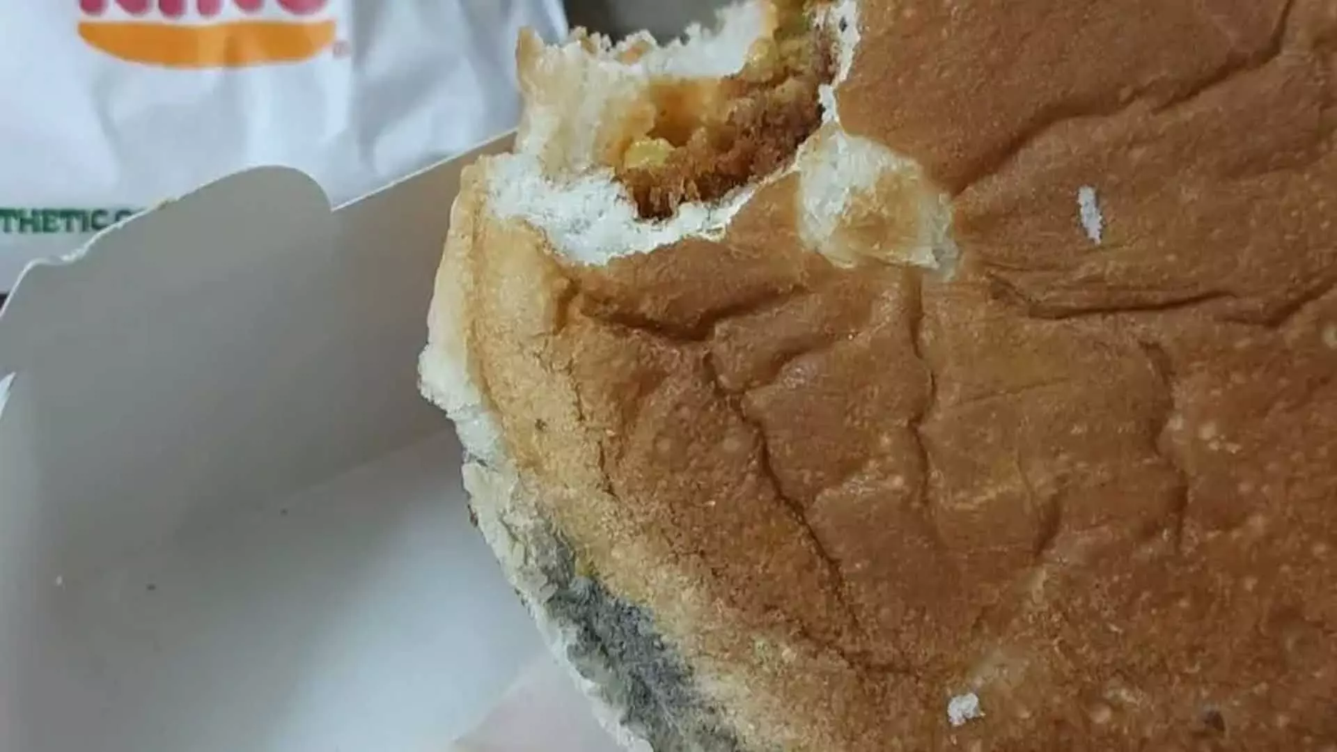 Burger King से फफूंदयुक्त खाना डिलीवर होने पर ज़ोमैटो ने ग्राहक से कहा