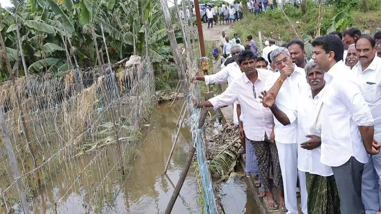 Andhra: अवैध रेत खनन के कारण बाढ़ से भारी नुकसान