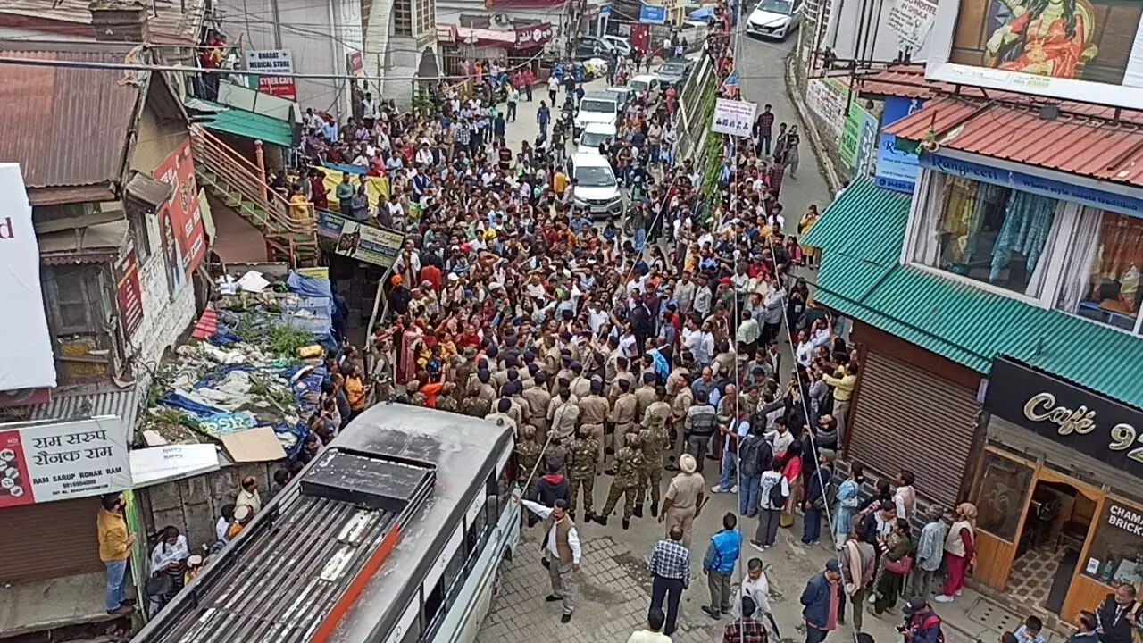 Shimla: मस्जिद में हुए कथित अवैध निर्माण के खिलाफ हजारों लोग सड़कों पर उतरे