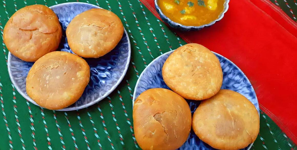 Dal kachori के साथ बरसात के मौसम का ले मजा