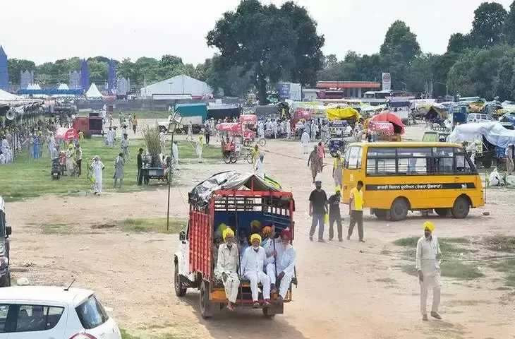 Chandigarh: सेक्टर 34 में प्रदर्शनकारियों ने अपना अधिकांश समय मोबाइल फोन पर बिताया