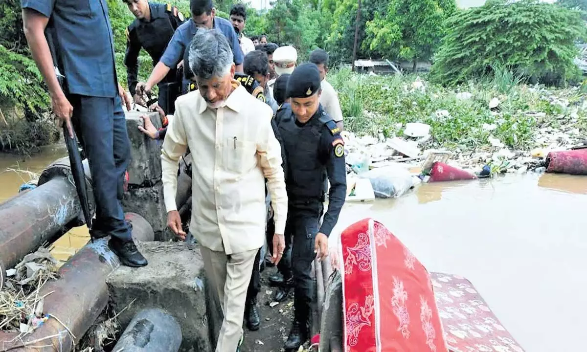 Andhra: मुख्यमंत्री चंद्रबाबू नायडू ने बुडामेरु बाढ़ प्रभावित क्षेत्रों का दौरा किया