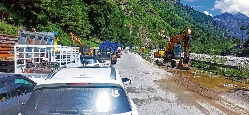 Himachal : क्षतिग्रस्त हिस्से के कारण कुल्लू-मनाली राष्ट्रीय राजमार्ग पर यातायात बाधित हो गया