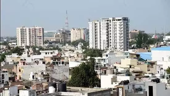 NOIDA: सर्किल रेट बढ़ने से पहले रजिस्ट्री कराने के लिए लोगों की भीड़ उमड़ी