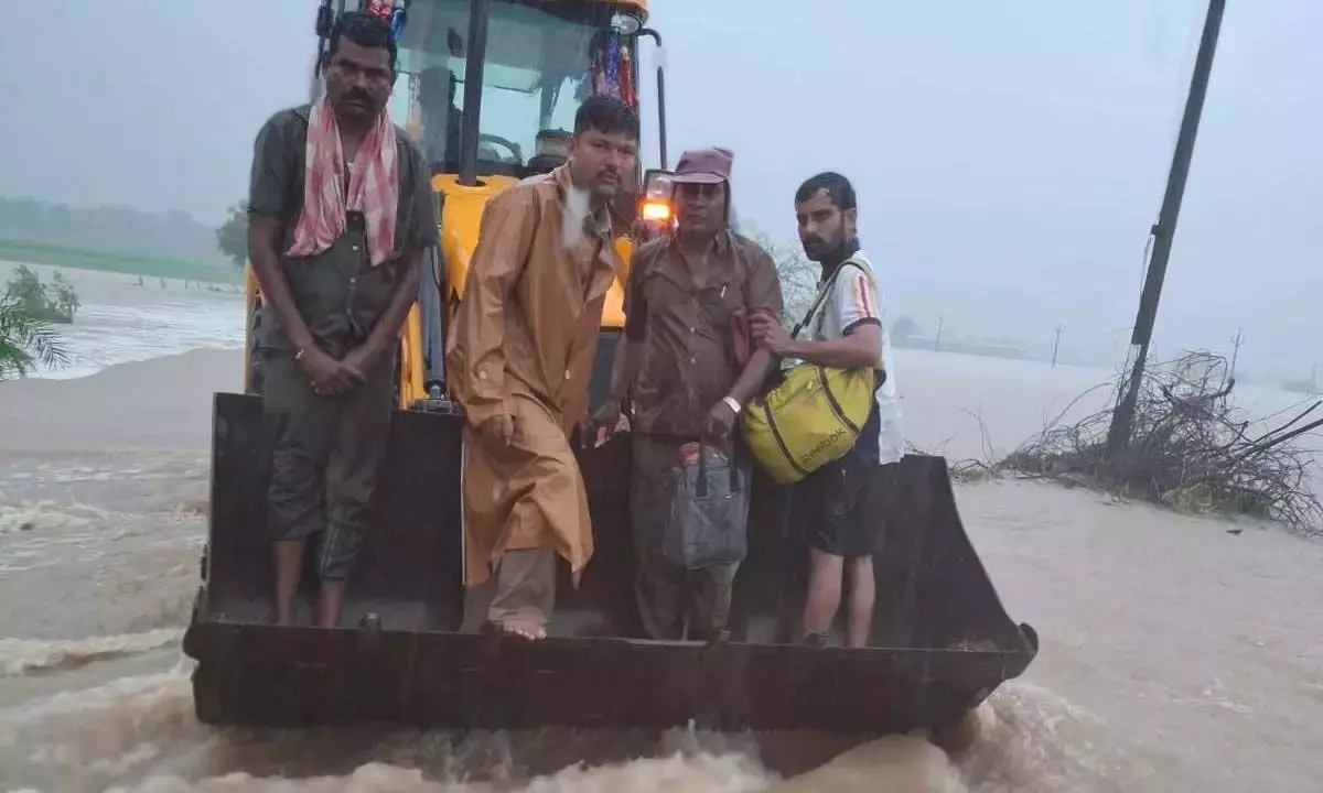 गुमनाम नायकों ने बाढ़ का सामना किया, Mahabubabad जिले के ग्रामीणों को बचाया