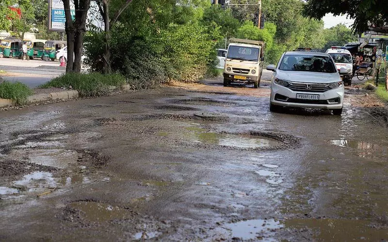 Jalandhar: गड्ढों से भरी गढ़ा सड़क यात्रियों के लिए दुःस्वप्न बनी