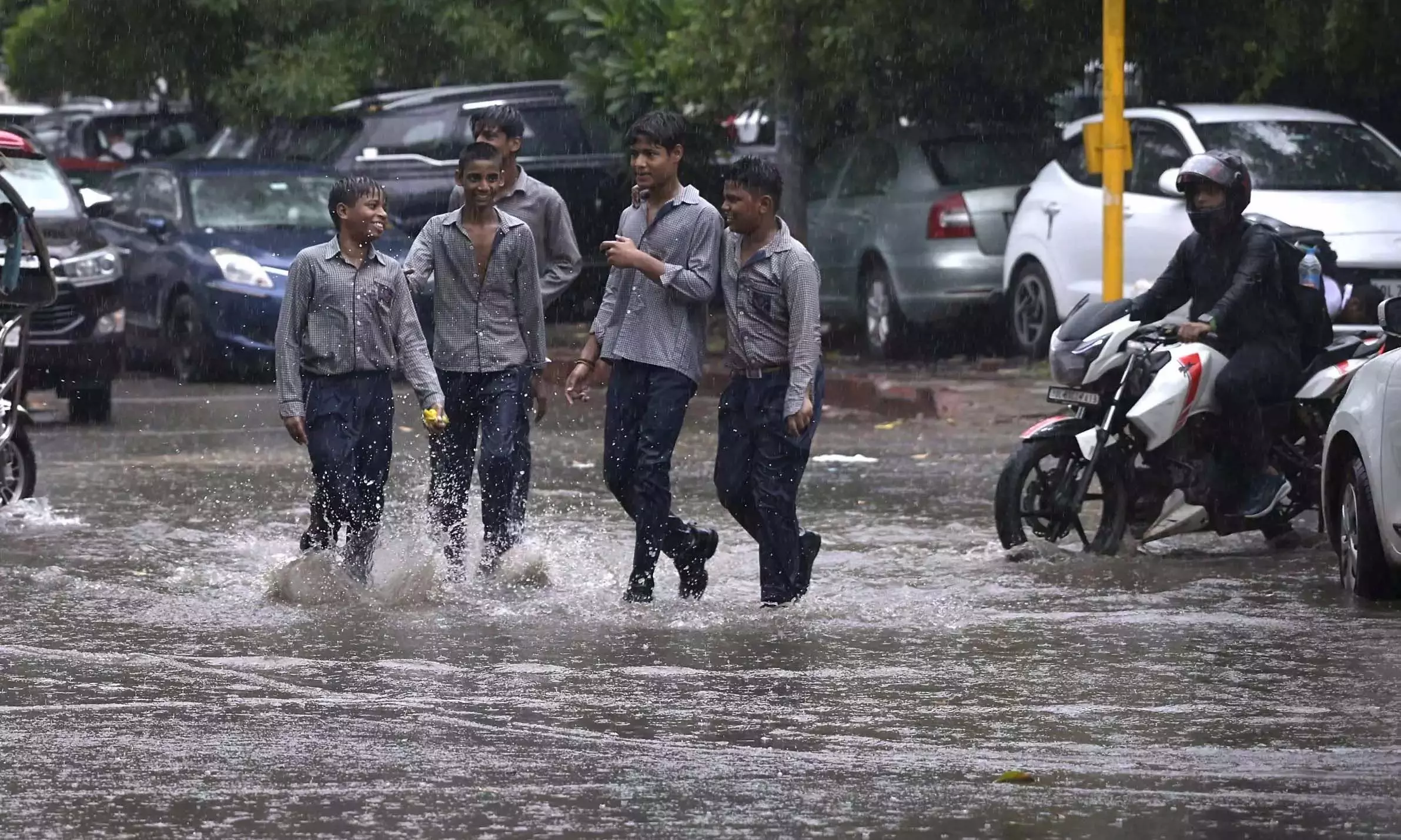 Hyderabad वासी अचानक हुई बारिश से अचंभित