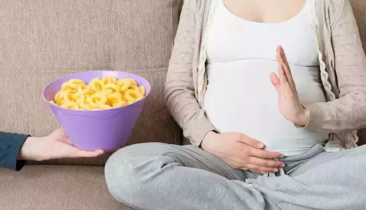 Pregnancy में महिलाओं को भूलकर भी नहीं करना चाहिए इन चीजों का सेवन