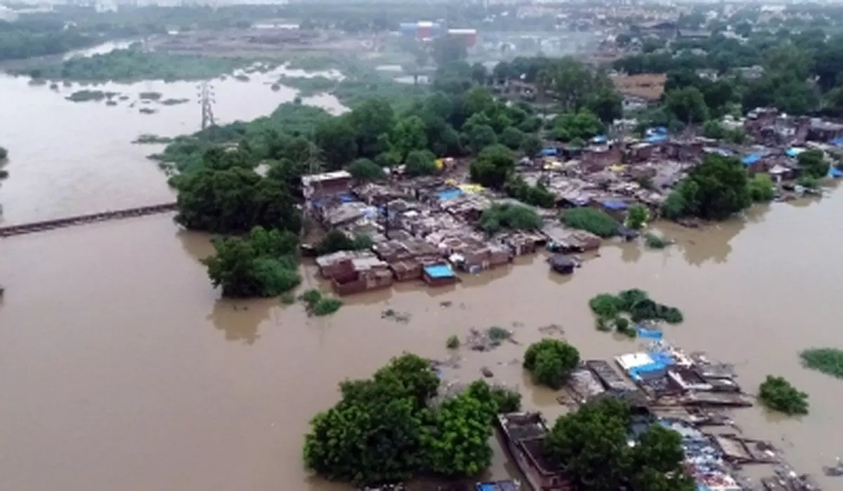 वडोदरा में बाढ़ से हजारों लोग विस्थापित, मजदूरों ने की मुआवजे की मांग