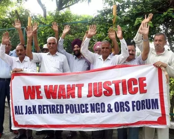 JAMMU: वेतन विसंगति को लेकर सेवानिवृत्त अराजपत्रित पुलिस कर्मियों ने किया प्रदर्शन