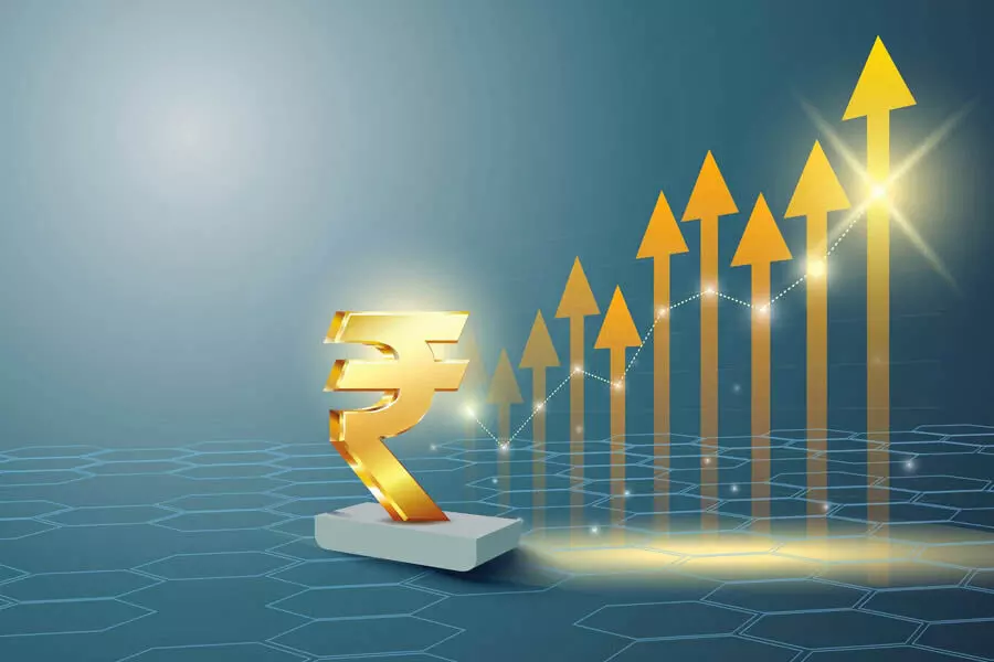 US dollar के मुकाबले रुपया 2 पैसे बढ़कर 83.95 पर बंद हुआ