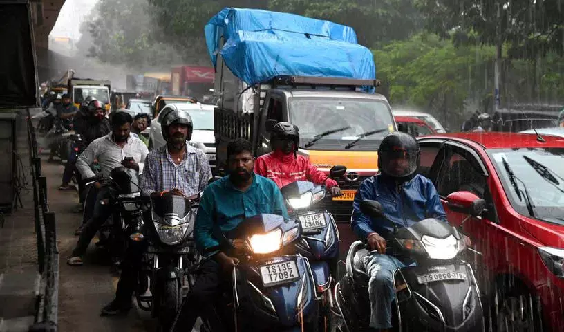 दिनभर धूप रहने के बाद शाम को Hyderabad में तेज बारिश हुई