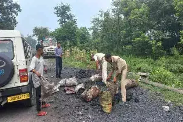 Bokaro: सीसीएल जारंगडीह में तस्करों के खिलाफ छापामारी, अवैध कोयला जब्त