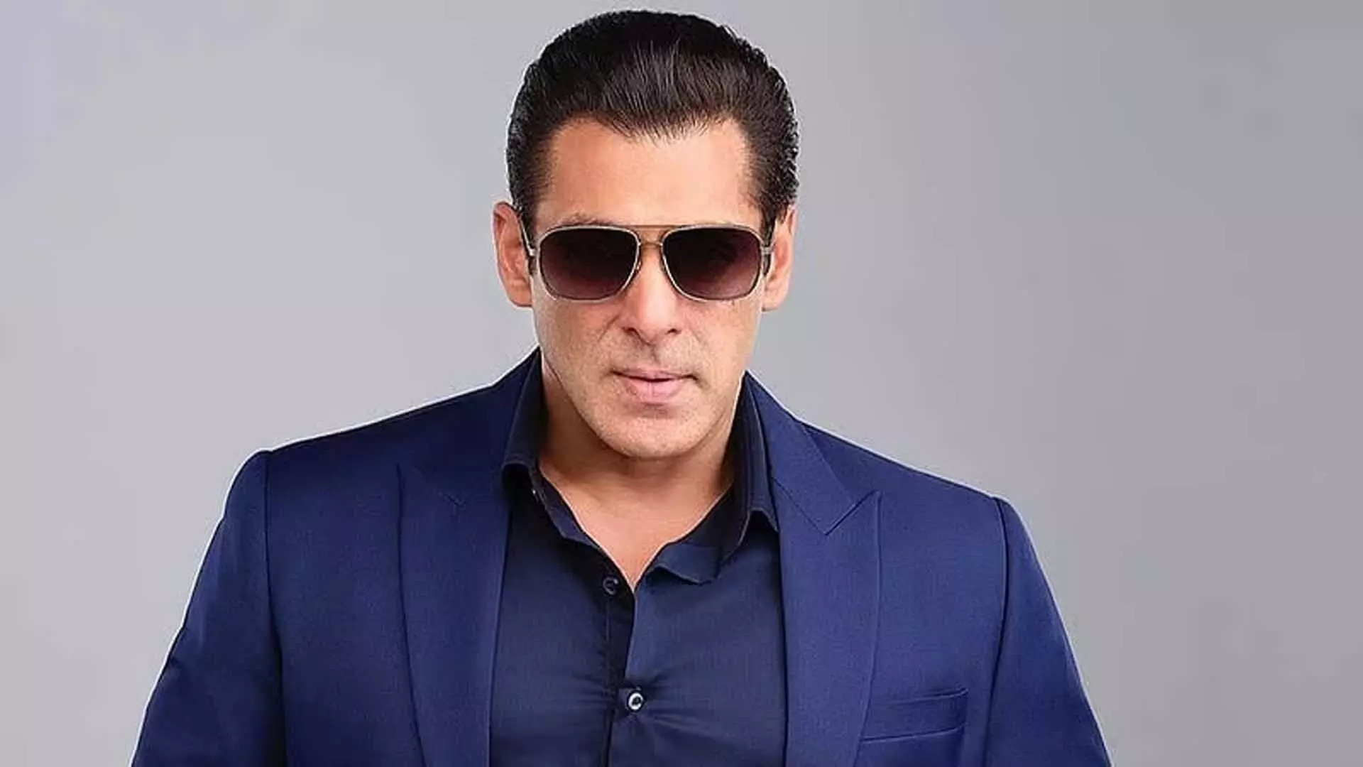 Salman Khan ने बिग बॉस 18 इवेंट में पसलियों में चोट की पुष्टि की, Video...