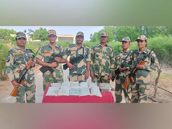 गुजरात के भुज में BSF ने संदिग्ध मादक पदार्थ के 11 पैकेट बरामद किए