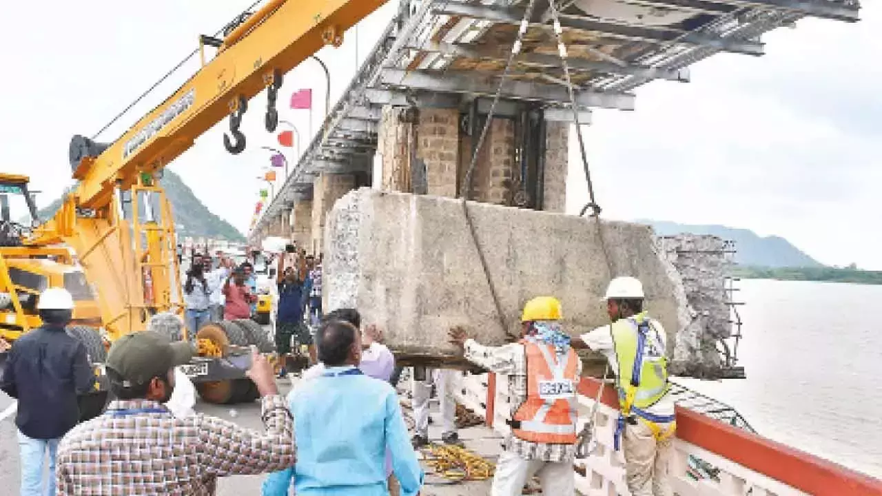 Andhra Pradesh: प्रकाशम बैराज के गेटों की मरम्मत शुरू