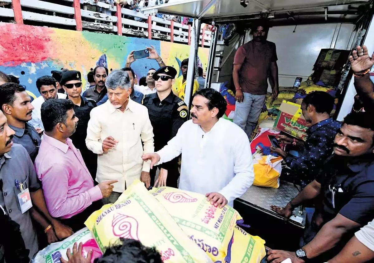 Andhra : आंध्र प्रदेश सरकार ने बुडामेरु बाढ़ पीड़ितों को दो लाख ज़रूरी सामान की किट वितरित करना शुरू किया