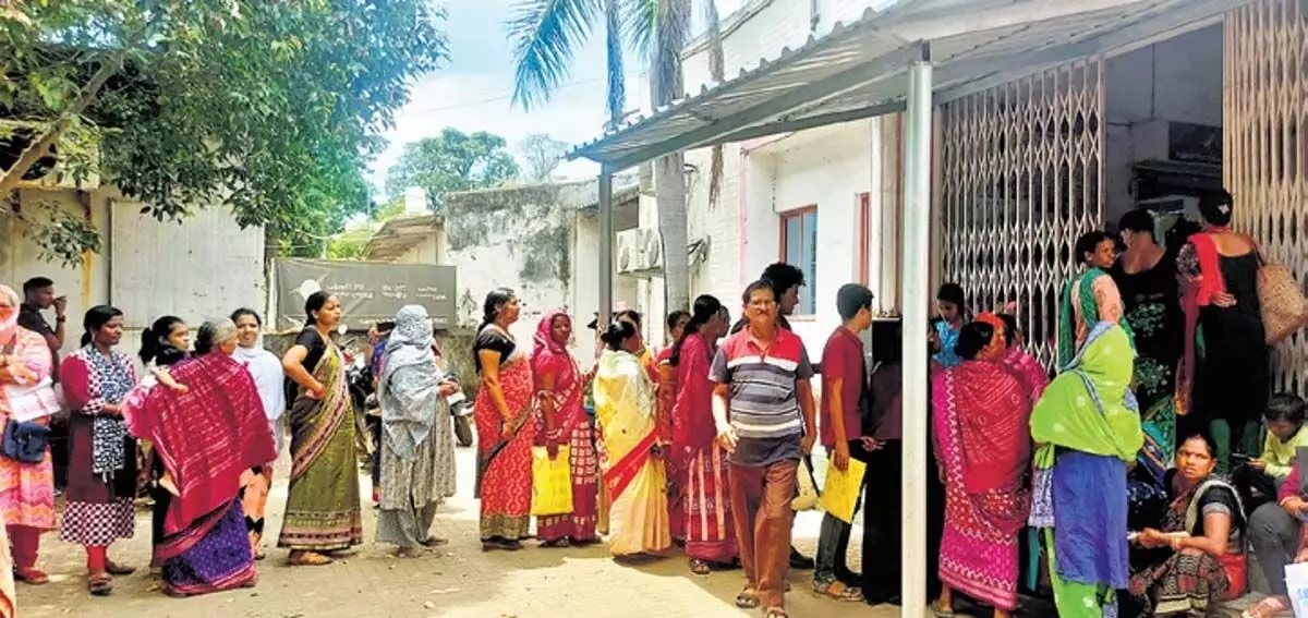 Queues, confusion, rumour: ओडिशा में सुभद्रा अराजकता जारी