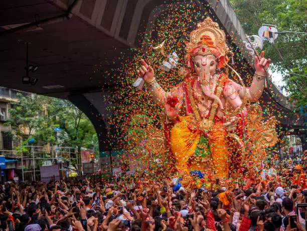 Vinayaka चतुर्थी की हार्दिक शुभकामनाएं: भारत भर में गणपति उत्सव देखे